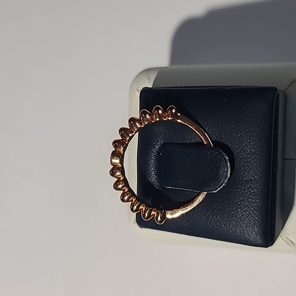 14KT rose gold and diamond ring - Picture 3 of 4